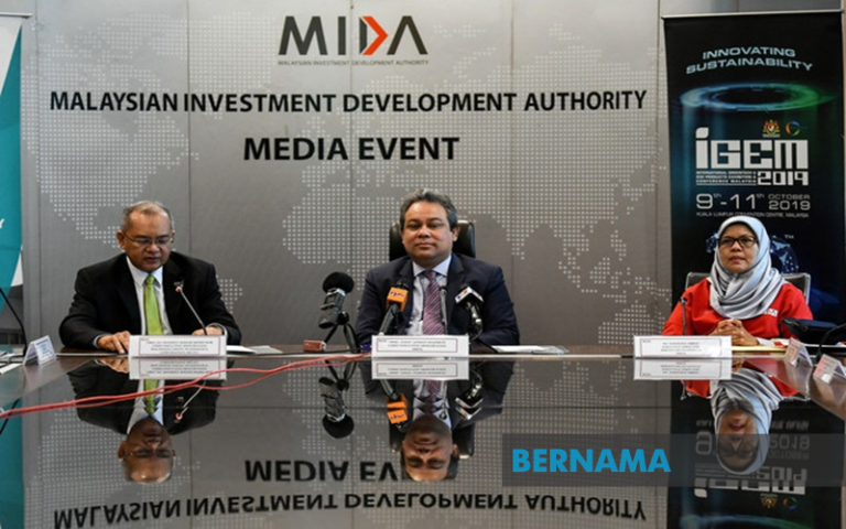 MIDA CEO Datuk Azman Mahmud (centre) with GreenTech Malaysia CEO Shamsul Bahar Mohd Nor (left) during the Press Conference International Greentech and Eco Products Exhibition Conference Malaysia (IGEM) 2019 today.