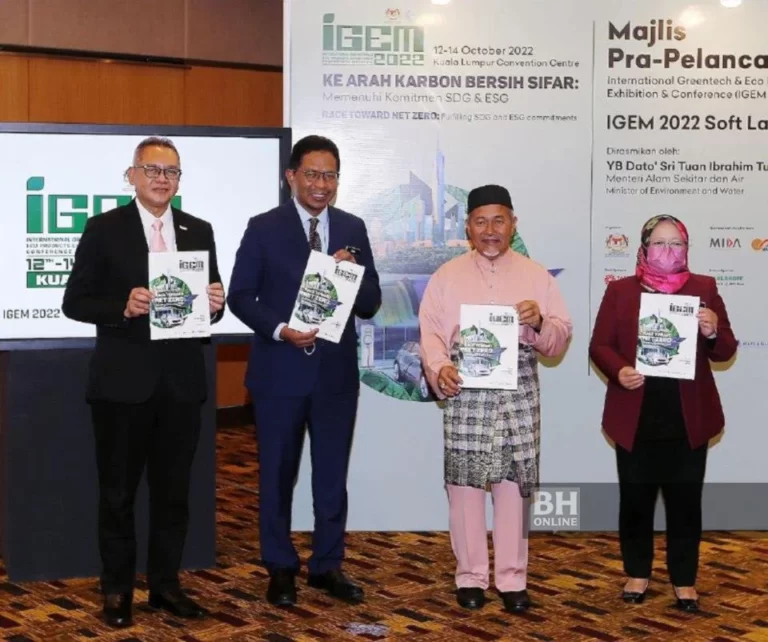 Tuan Ibrahim bersama Shamsul Bahar (kiri), Zaini (dua kiri) dan Timbalan Ketua Setiausaha (Alam Sekitar) Kementerian Alam Sekitar dan Air, Noor Afifah Abdul Razak (kanan) pada pra pelancaran IGEM 2022 di Kuala Lumpur Convention Centre. - Foto NSTP/Saifullizan Tamadi