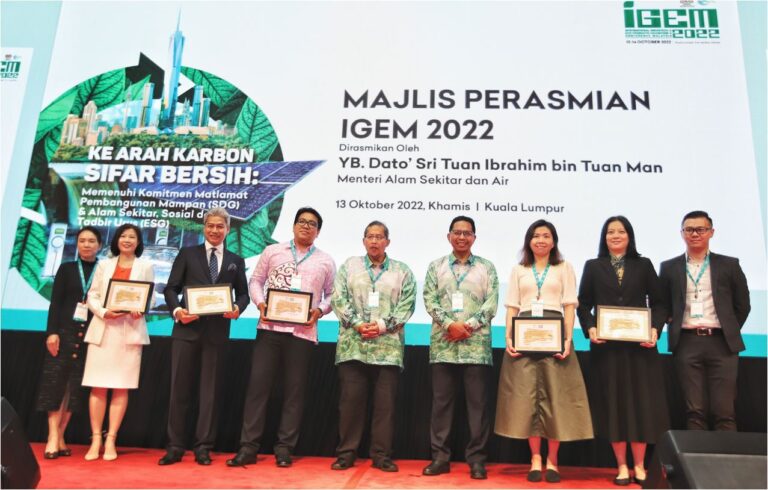 Ketua Setiausaha Kementerian Alam Sekitar dan Air, Datuk Seri Zaini Ujang (empat dari kanan) dan Pengerusi Lembaga Pengarah, Malaysian Green Technology and Climate Change Corporation, Datuk Iskandar Abdul Samad (kelima dari kanan) bersama penaja-penaja utama IGEM 2022 pada majlis perasmian hari ini.