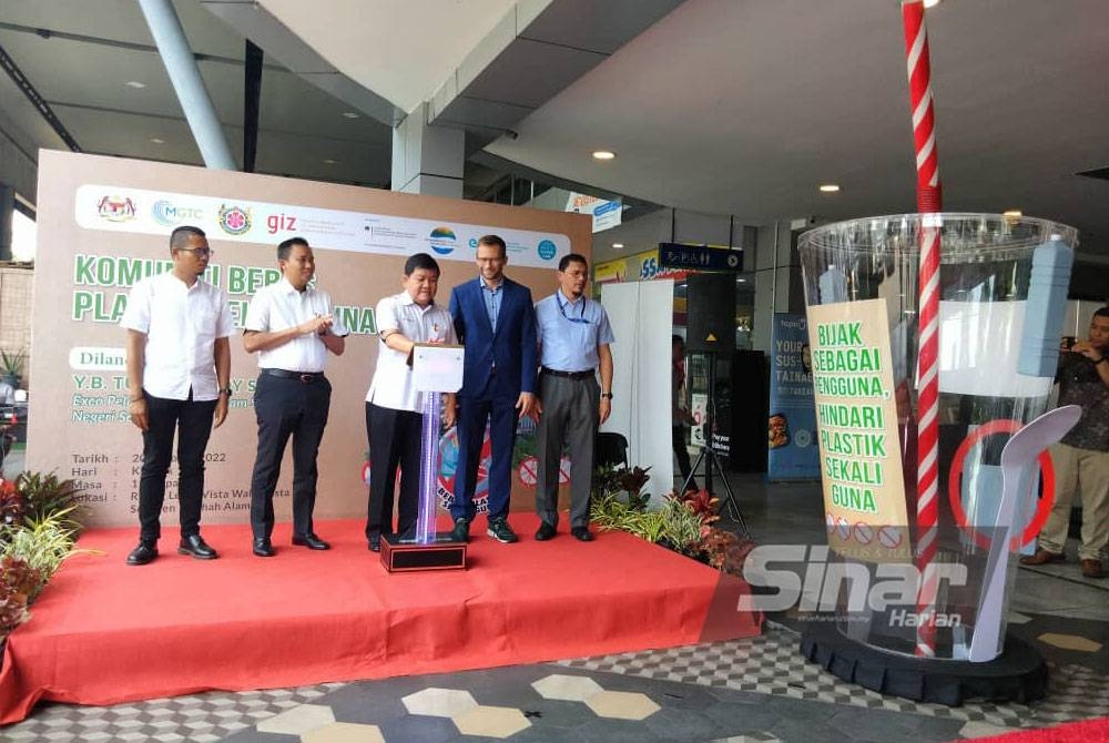 Loy Sian (tengah) menyempurnakan Majlis Pelancaran Komuniti Bebas Plastik Sekali Guna Shah Alam sempena Sambutan Ulang Tahun Bandaraya Shah Alam ke-22 di Vista Alam, Seksyen 14 pada Khamis.