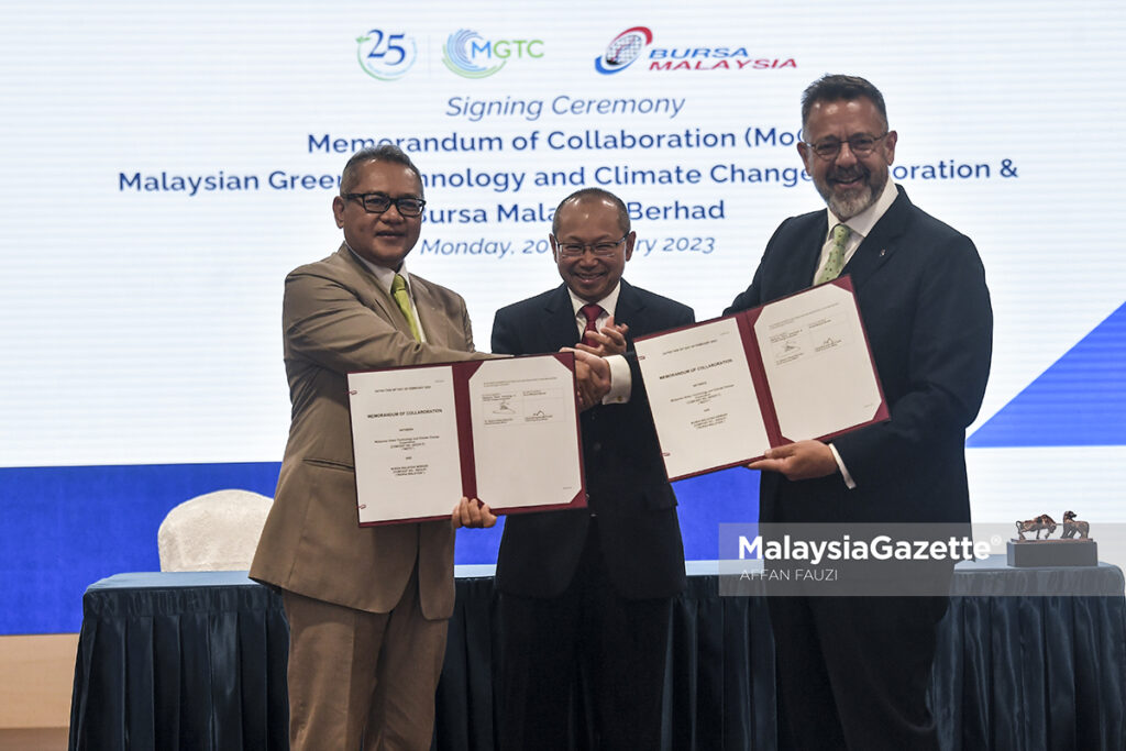 Pengerusi Bursa Malaysia, Tan Sri Abdul Wahid Omar menyaksikan sesi pertukaran memorandum persefahaman diantara Ketua Pegawai Eksekutif Bursa Malaysia, Datuk Muhamad Umar Swift (kanan) dan Ketua Pegawai Eksekutif Malaysian Green Technology and Climate Change Corporation, Tan Sri Shamsul Bahar Mohd Nor (kiri) pada Majlis Menandatangi Memorandum Persefahaman di Bursa Malaysia Berhad, Kuala Lumpur. Foto AFFAN FAUZI, 20 FEBRUARI 2023.