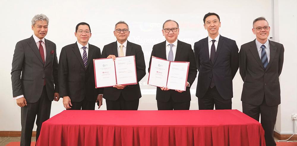 From left: Envision Digital Malaysia managing director Azaidi Lazim, Teoh, Shamsul Bahar, Tan, OCBC Ltd group head, public sector, sovereign wealth & pension funds, services and partnership & innovation, global corporate banking Lee Shyong, OCBC Bank Malaysia enterprise banking head Selwyn Lim at the signing ceremony.