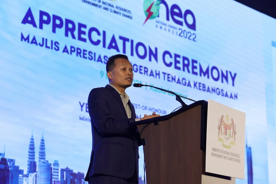 Natural Resources, Environment and Climate Change Minister Nik Nazmi Nik Ahmad said Malaysia is on the right track to transition towards renewable energy, especially in the power sector. - BERNAMA pic