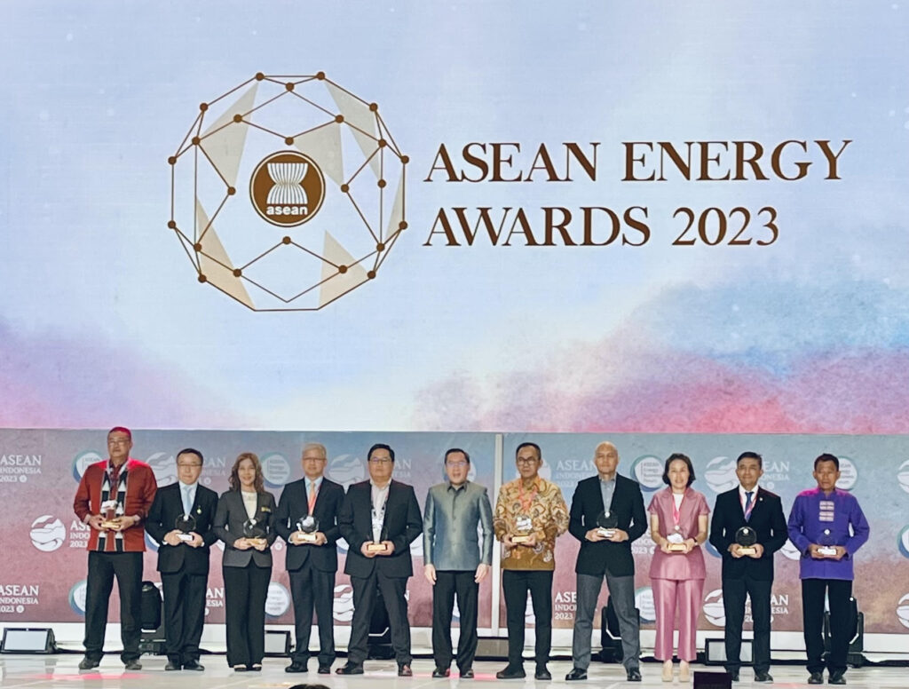 Fifth from left, Head of Sime Darby Plantation Renewable Energy, Dr Hirzun Mohd Yusof accepts the second runner-up for the Renewable Energy – On-Grid category at the ASEAN Energy Awards.