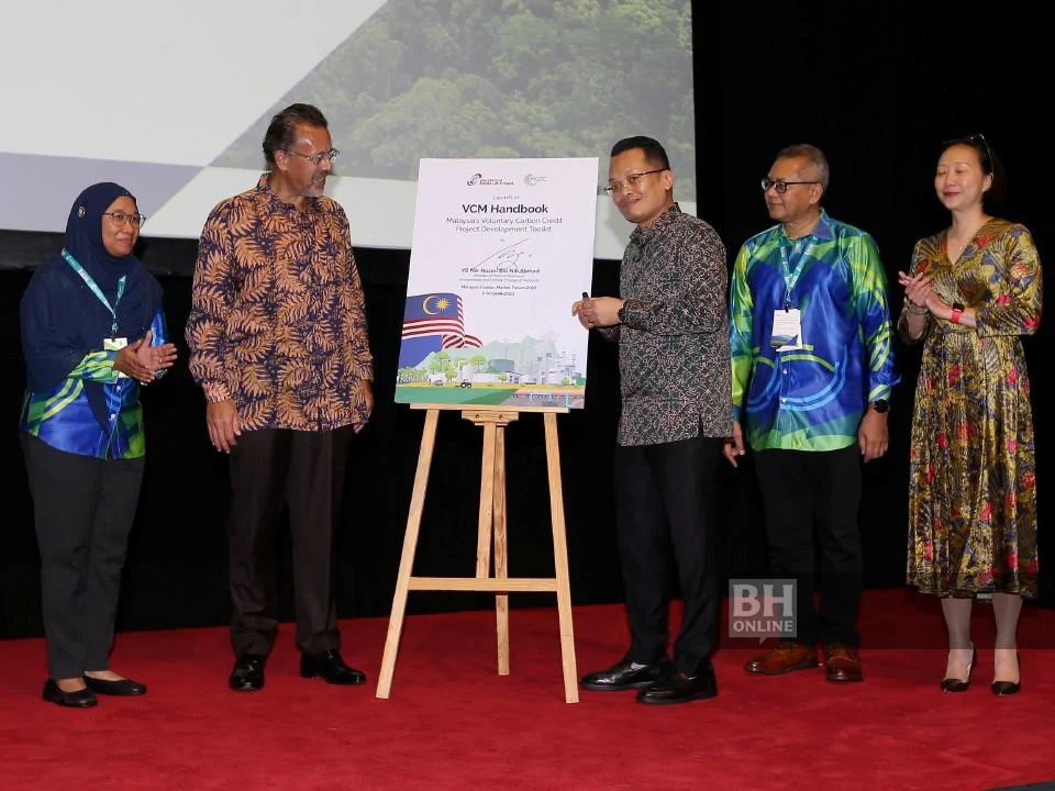 Nik Nazmi (tiga dari kiri) melancarkan Buku Panduan VCM Malaysia sempena IGEM 2023 di Kuala Lumpur, hari ini - NSTP/Saifullizan Tamadi