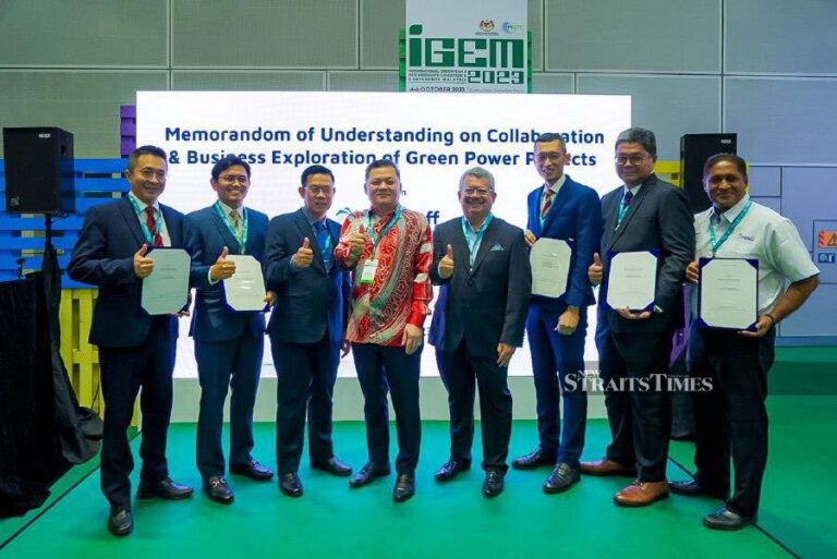 Natural Resources, Environment and Climate Change (NRECC) deputy minister Datuk Seri Huang Tiong Sii (centre) during the International Greentech and Eco Products Exhibition and Conference Malaysia (IGEM) at the Kuala Lumpur Convention Centre (KLCC). - NSTP/Aziah Azmee