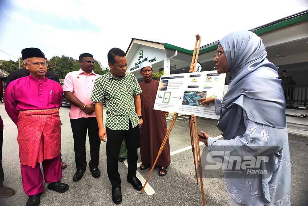 Nik Nazmi (dua dari kanan) mendengar penerangan berkenaan sistem solar di Masjid Jamek Dato Klana Petra Sendeng.