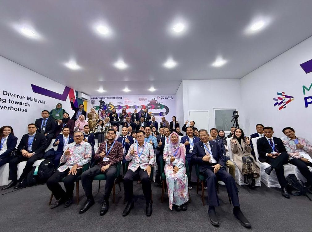 From left: Ir. Ts. Shamsul Bahar Mohd Nor, Group Chief Executive Officer, Malaysian Green Technology and Climate Change Corporation (MGTC), His Excellency Ambassador Ahmad Kamrizamil Mohd Riza, Ambassador of Malaysia to Azerbaijan, Datuk Dr. Ching Thoo A/l Kim, Secretary-General, Ministry of Natural Resources and Environmental Sustainability (NRES), Dr. Hartini Binti Mohd Nasir, Undersecretary, Climate Change Division, Ministry of Natural Resources and Environmental Sustainability, Tan Sri Abdul Razak Bin Abdul Majid, Chairman, Tenaga Nasional Bhd