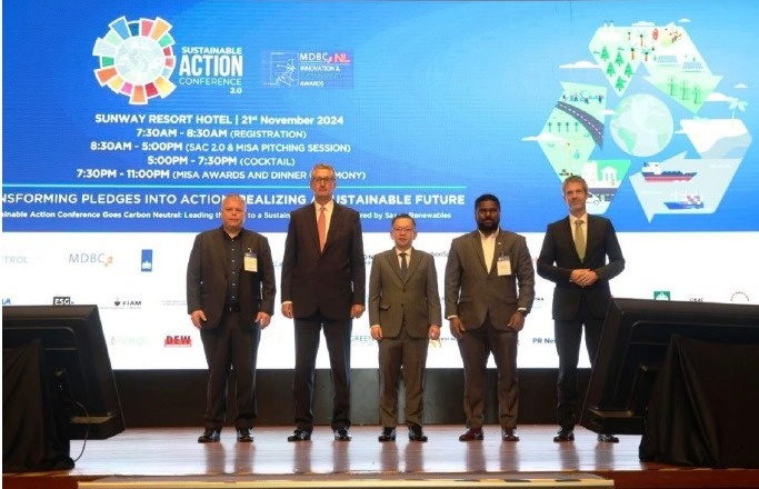 Wakil Menteri Perkebunan dan Komoditas Malaysia, Datuk Chan Foong Hin (ketiga dari kanan), foto bersama tamu VIP lainnya usai pembukaan Sustainable Action Conference 2024 (SAC 2.0), Kamis (21/11).