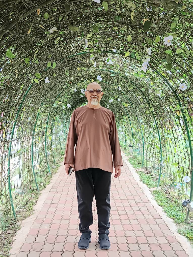 Dr. Zul walkabout the tunnel environment of green pastures under the sky so clear & blue like a painting of Farm Fresh @UPM. Photo: Jann