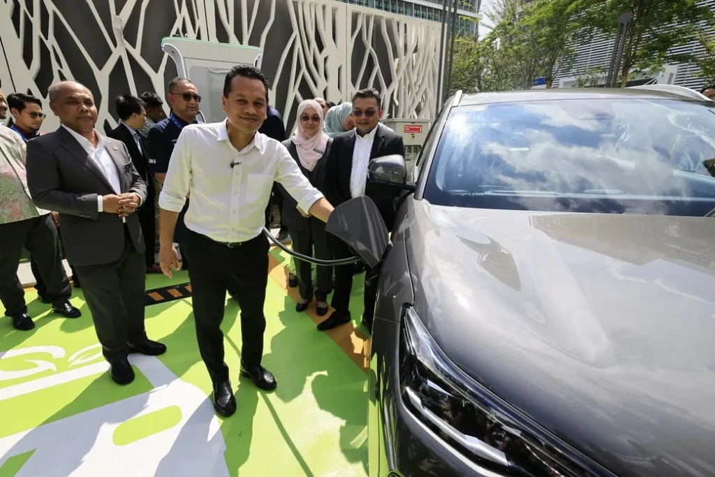 Menteri Sumber Asli dan Kelestarian Alam Nik Nazmi Nik Ahmad mengecas kenderaan elektrik pada Majlis Penyerahan Garis Panduan Peralihan Kenderaan Kerajaan Kepada Kenderaan Elektrik Dan Pelancaran Stesen Pengecas Pantas EV (DCFC) di Kompleks F, Putrajaya hari in ..FOTO BERNAMA