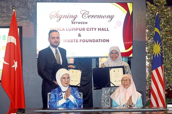 (Standing, from left) Agirbas and Maimunah with the letters of exchange. The inking was witnessed by Erdogan (seated left) and Dr Wan Azizah. — AZLINA ABDULLAH/The Star