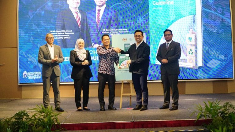 Minister of Natural Resources and Environmental Sustainability, Nik Nazmi Nik Ahmad and Human Resources Miniser Steven Sim Chee Keong, Minister of Human Resources launch the Green Jobs Guideline. Far left is GCEO of MGTC Shamsul Bahar Mohd Nor.