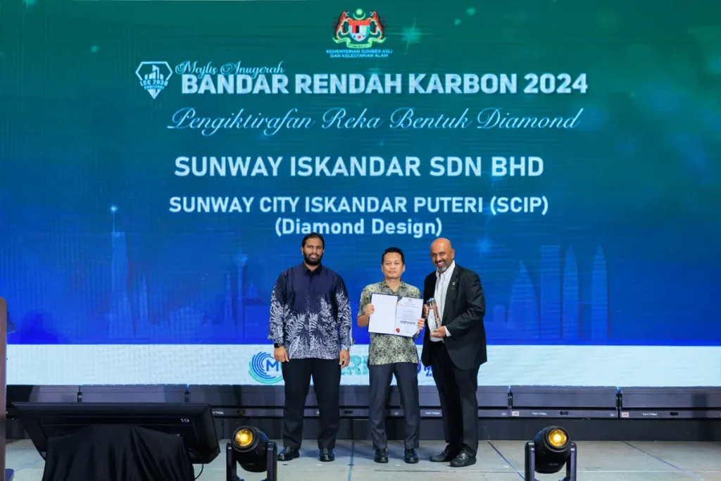 Sunway Iskandar Puteri CEO Gerard Soosay (right) being presented with the five-diamond award for the township's green master plan design by Natural Resources and Environmental Sustainability Minister Nik Nazmi Nik Ahmad. (Photo by Sunway Property)