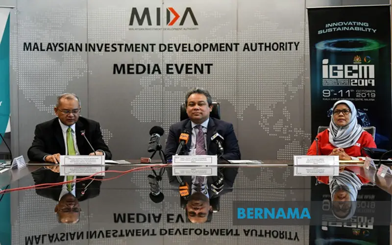 MIDA CEO Datuk Azman Mahmud (centre) with GreenTech Malaysia CEO Shamsul Bahar Mohd Nor (left) during the Press Conference International Greentech and Eco Products Exhibition Conference Malaysia (IGEM) 2019 today.