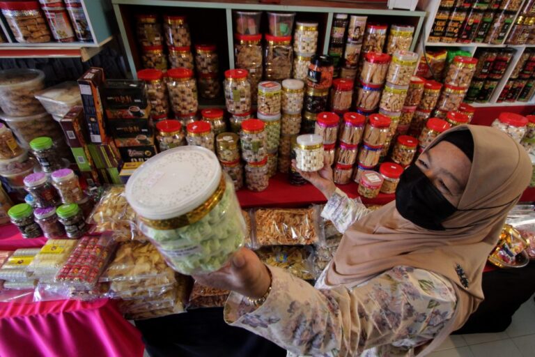 Local MSMEs contributed 37.4% of Malaysia’s GDP and 11.7% to overall Malaysia’s exports for 2021 (pic: Bernama)