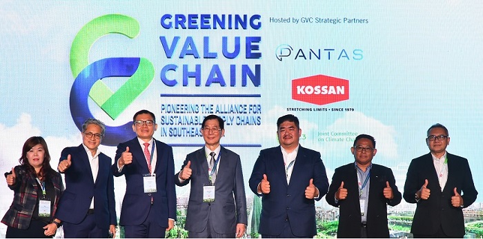 (L 2 R): Evelyn Chye, MD of BSI Malaysia, Sulaiman Mohd Tahir, Group CEO of Ambank Group, Max Lee, CEO Pantas Software, Kuang Sia, Group MD/ CEO of Kossan Rubber Industries, Lawrence Lim, Chairman of Kossan Sustainability Committee, Azman Taufik, Senior Vice President, Credit Guarantee Corporation, and Shamsul Bahar, Group CEO of Malaysian Green Technology and Climate Change Corp.