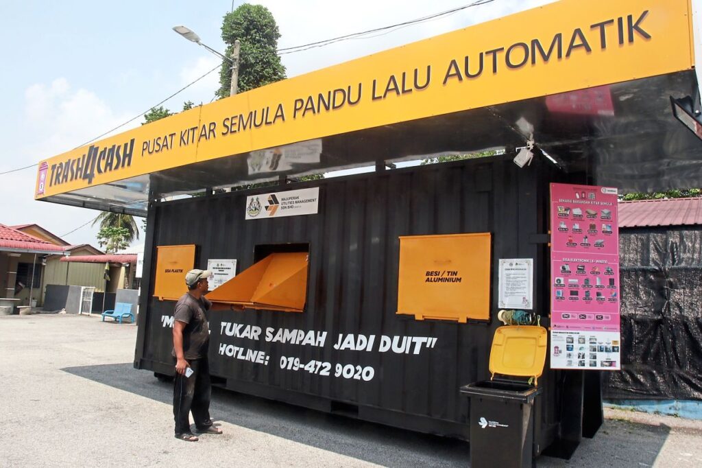 The recycling kiosk at Padang Lintau Manjoi is a collabration between the council and Majuperak Utilities Management Sd Bhd. Such strategic partnerships are helping Ipoh become a low carbon city.