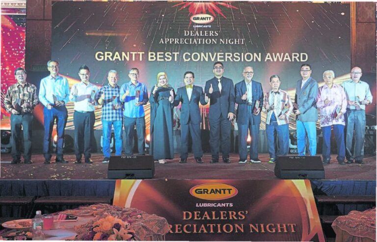 Anas Nasrun (centre) and Iskandar (sixth from right) posing with Grantt Lubricants dealers during the Dealers’ Appreciation Night in Subang Jaya, Selangor (pic: UTUSAN)