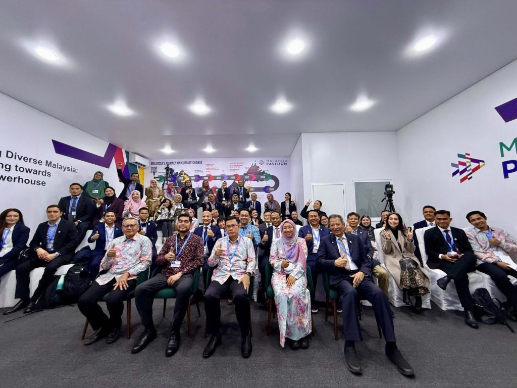 From left: Ir Shamsul Bahar Mohd Nor, GEO, Malaysian Green Technology and Climate Change Corporation (MGTC); Ahmad Kamrizamil Mohd Riza, Ambassador of Malaysia to Azerbaijan; Datuk Ching Thoo A/L Kim, Secretary-General Ministry of Natural Resources And Environmental Sustainability (NRES); Dr Hartini Mohd Nasir, Undersecretary Climate Change Division, Ministry of Natural Resources And Environmental Sustainability; and Tan Sri Abdul Razak Abdul Majid, Chairman, Tenaga Nasional Berhad